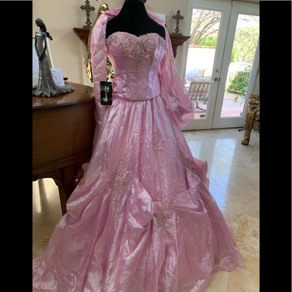 New  Quinceanera Stunning 2 Piece Dress & Shawl